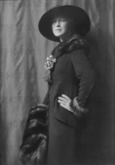 Osborn, Audrey, Miss, portrait photograph, 1913. Creator: Arnold Genthe.