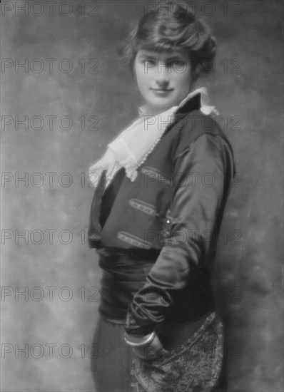 O'Sullivan, Miss, portrait photograph, 1914 Mar. 3. Creator: Arnold Genthe.
