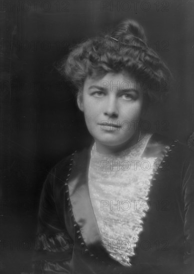 Parker, Dorothy, portrait photograph, 1912 Nov. 30. Creator: Arnold Genthe.