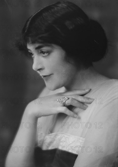 Pearson, Virginia, Miss, portrait photograph, 1915 July 13. Creator: Arnold Genthe.