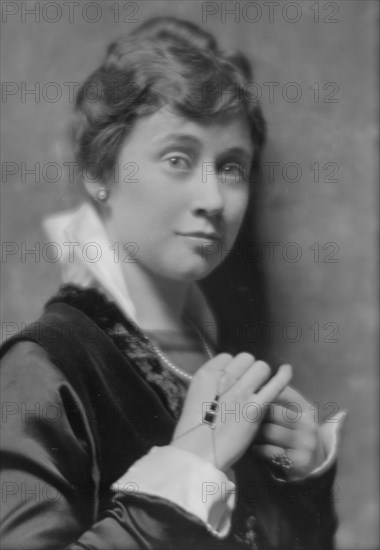 Pennock, Elise T., Miss, portrait photograph, 1914 Oct. 23. Creator: Arnold Genthe.