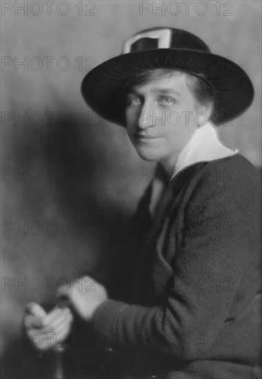 Pollock, W., Miss, portrait photograph, 1914 Nov. 16. Creator: Arnold Genthe.