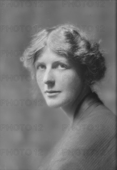 Putnam, L.D., Miss, portrait photograph, 1915 Sept. 25. Creator: Arnold Genthe.