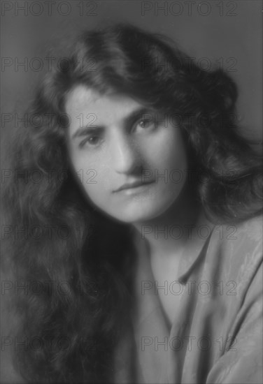 Reiss, Miss, portrait photograph, 1915. Creator: Arnold Genthe.