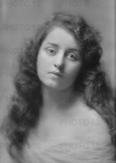 Risser, Marguerite, Miss, portrait photograph, 1915 Feb. 9. Creator: Arnold Genthe.