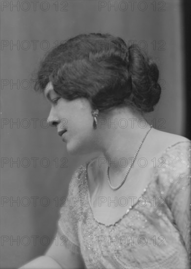 Rowan, Jeanne, Miss, portrait photograph, 1915 Jan. 9. Creator: Arnold Genthe.