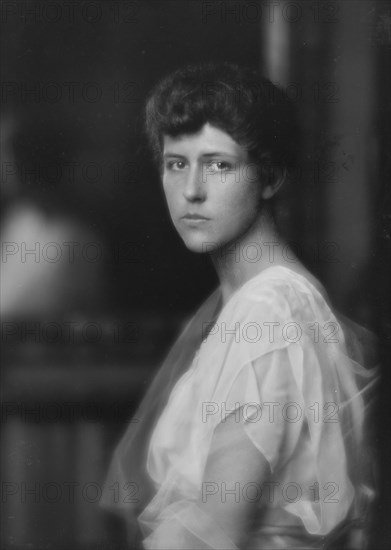 Scheld, Miss, portrait photograph, 1915. Creator: Arnold Genthe.