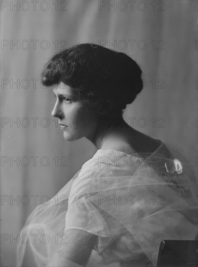 Scheld, Miss, portrait photograph, 1915. Creator: Arnold Genthe.