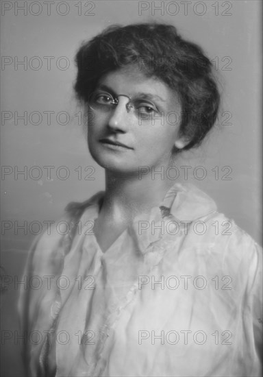 Schimmelfeng, Frances, portrait photograph, 1914 Dec. 3. Creator: Arnold Genthe.