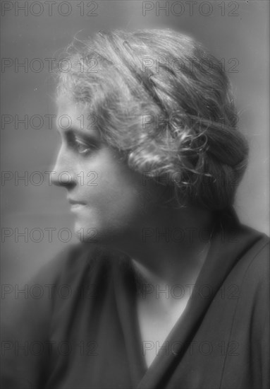 Sears, Zelda, Miss, portrait photograph, 1915 Feb. 7. Creator: Arnold Genthe.