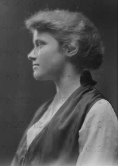 Seymour, Clara, Miss, portrait photograph, 1915 Jan. 9. Creator: Arnold Genthe.