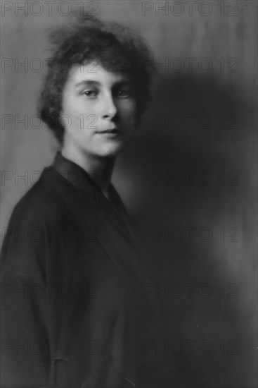 Shearson, Phyllis, Miss, portrait photograph, 1914 Sept. 22. Creator: Arnold Genthe.