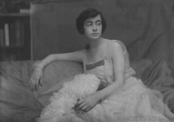 Sinsheimer, H., Miss, portrait photograph, 1916 Apr. 20. Creator: Arnold Genthe.