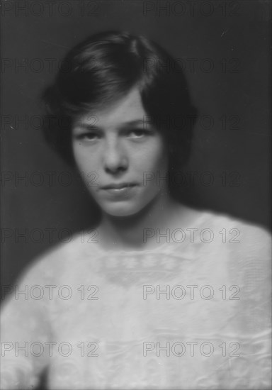 Skinner, Cornelia Otis, Miss, portrait photograph, 1913 Sept. 4. Creator: Arnold Genthe.