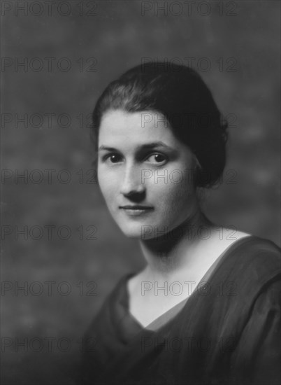 Smith, Dorothy, Miss, portrait photograph, 1917 Apr. 18. Creator: Arnold Genthe.