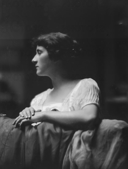 Smith, Lesley, Miss, portrait photograph, between 1914 and 1919. Creator: Arnold Genthe.