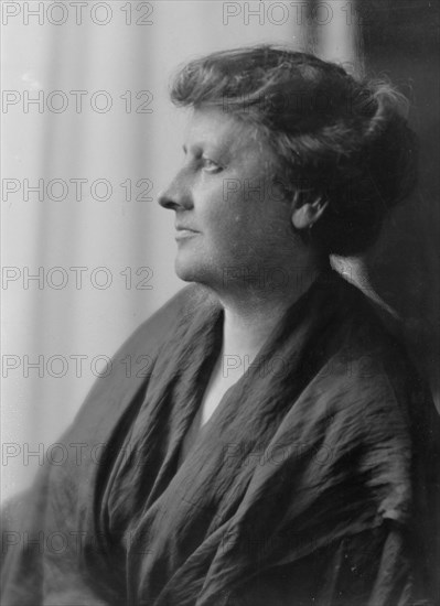 Smith, Miss, portrait photograph, 1916. Creator: Arnold Genthe.