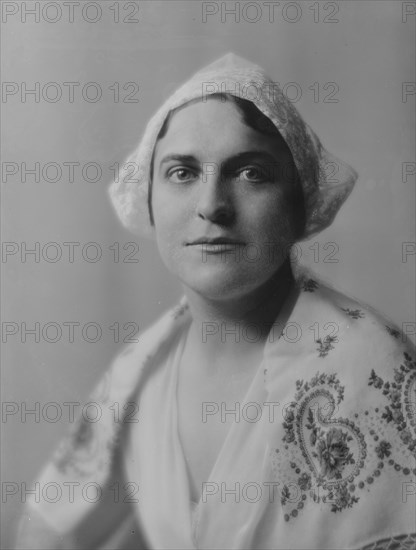 Spencer, Miss, portrait photograph, 1916. Creator: Arnold Genthe.