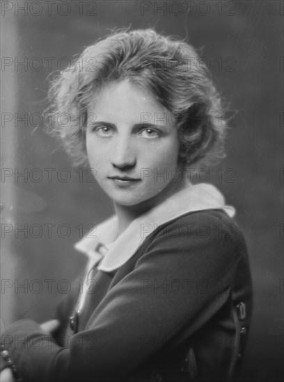 Sterling, Pauline, Miss, portrait photograph, 1913. Creator: Arnold Genthe.