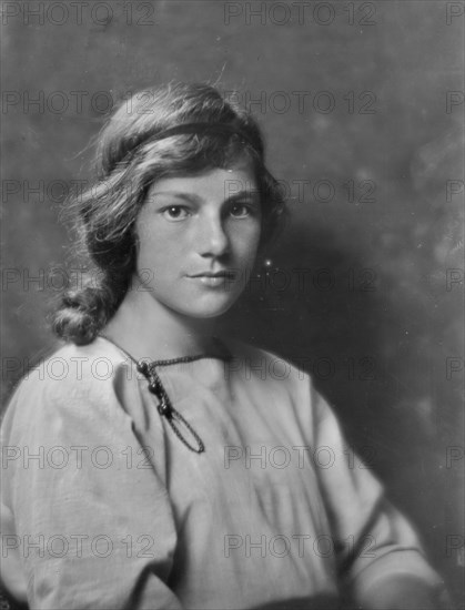Stoehr, Ema, Miss, portrait photograph, not before 1916. Creator: Arnold Genthe.