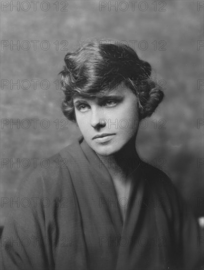 Sykes, Gladys, Miss, portrait photograph, 1916. Creator: Arnold Genthe.