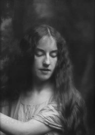 Tarvan, Miss, portrait photograph, 1912 Nov. 22. Creator: Arnold Genthe.