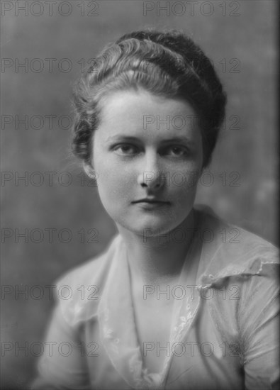 Taylor, J., Miss, portrait photograph, 1916 May 10. Creator: Arnold Genthe.