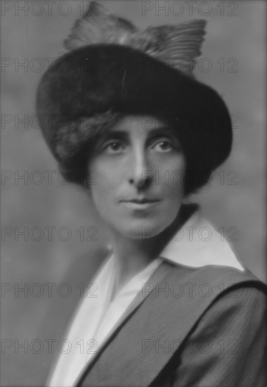 Todd, Helen, portrait photograph, 1913. Creator: Arnold Genthe.