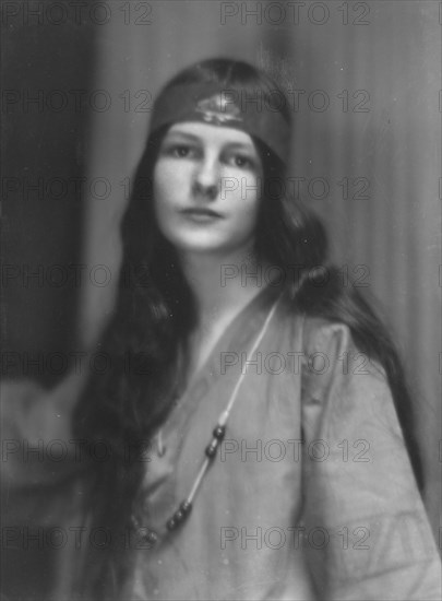 Trafford, Malinda, Miss, portrait photograph, 1915 Apr. 5. Creator: Arnold Genthe.