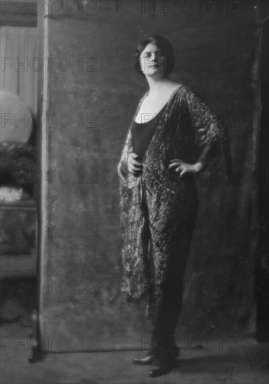 Traverse, Madeline, Miss, portrait photograph, 1916 Mar. 8. Creator: Arnold Genthe.