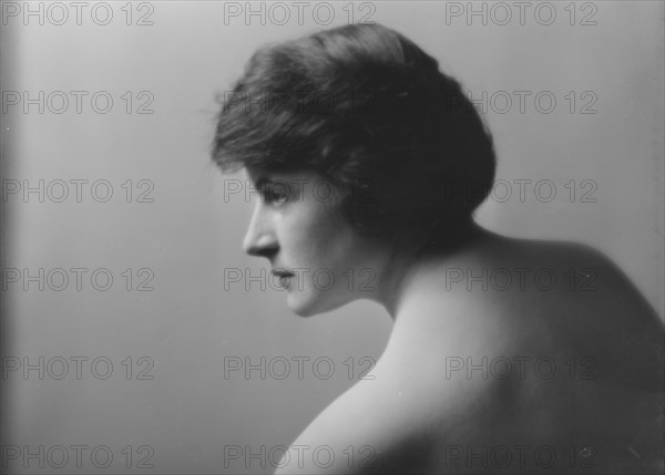 Traverse, Madeline, Miss, portrait photograph, 1916 Mar. 8. Creator: Arnold Genthe.