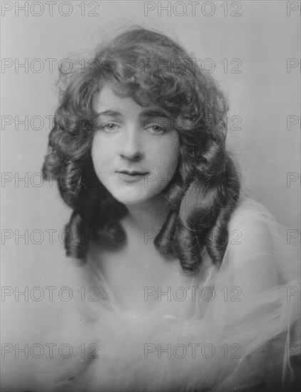 Turner, Janet, Miss, portrait photograph, not before 1916. Creator: Arnold Genthe.