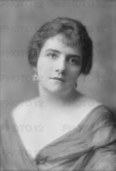 Uhthoff, Sara, Miss, portrait photograph, 1915 July 24. Creator: Arnold Genthe.
