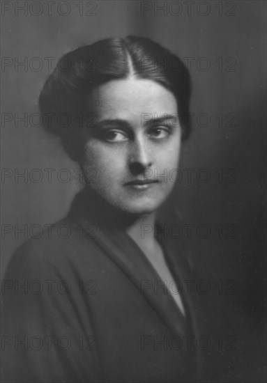 Unidentified woman, possibly Miss Viola Page, portrait photograph, (1916?). Creator: Arnold Genthe.