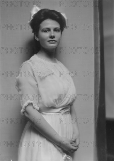 Urchs, Outonita, Miss, portrait photograph, 1913. Creator: Arnold Genthe.