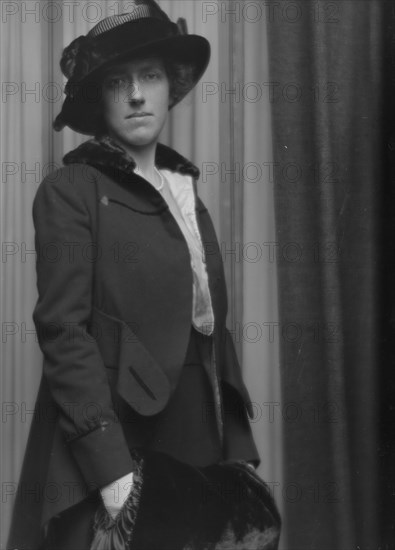 Vail, Katherine L., portrait photograph, 1913. Creator: Arnold Genthe.