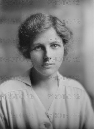 Van Vanger, E., Miss, portrait photograph, 1916 May 8. Creator: Arnold Genthe.