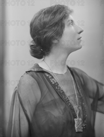 Varesi, Gilda, Miss, portrait photograph, between 1915 and 1920. Creator: Arnold Genthe.