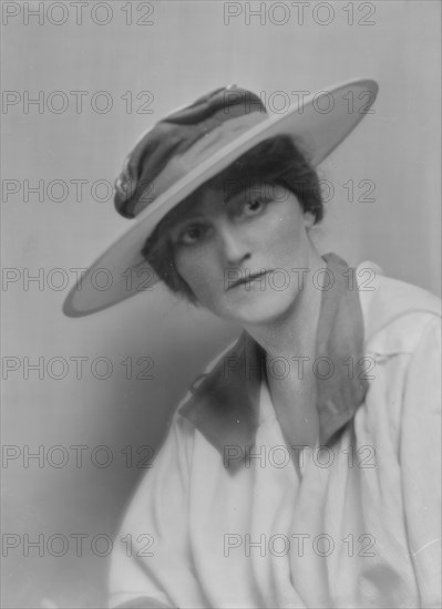 Vaughan, Edith, Miss, portrait photograph, 1916 Mar. Creator: Arnold Genthe.