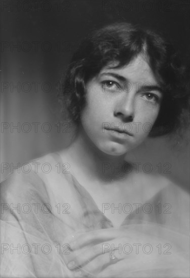 Velie, Marjorie, Miss, portrait photograph, 1913. Creator: Arnold Genthe.