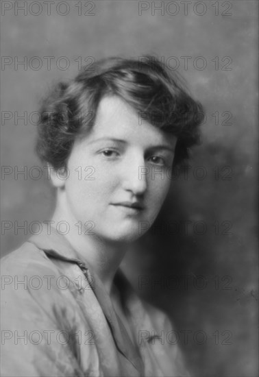 Watson, Ruth, Miss, portrait photograph, 1915. Creator: Arnold Genthe.