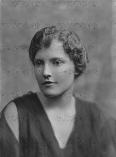 Whitley, Marion, Miss, portrait photograph, 1916. Creator: Arnold Genthe.