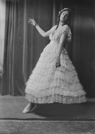 Wood, Peggy, Miss, portrait photograph, 1917 Aug. 27. Creator: Arnold Genthe.