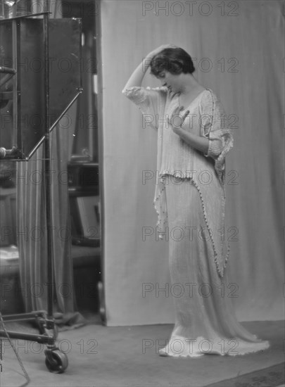 Woodruff, Eleanor, Miss, portrait photograph, ca. 1914. Creator: Arnold Genthe.