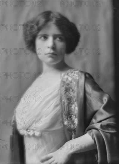 Woodward, Constance, Miss, portrait photograph, 1912 May 24. Creator: Arnold Genthe.