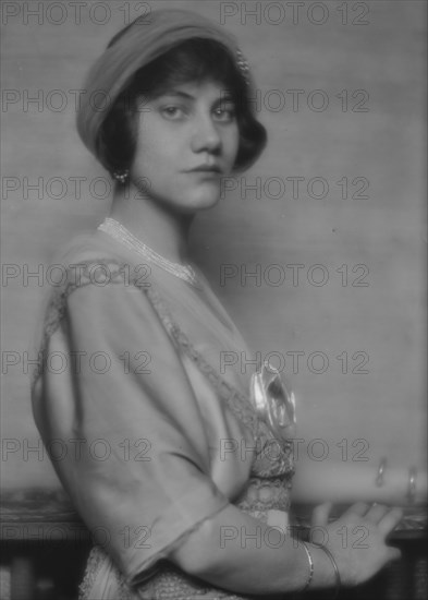 Wyatt, Florence, Miss, portrait photograph, 1912 May 24. Creator: Arnold Genthe.