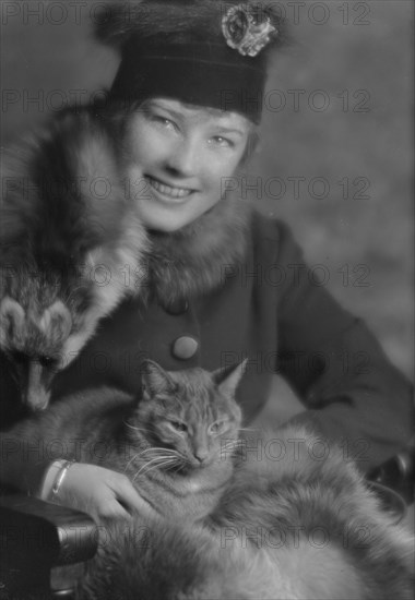 Campbell, Natalie, Miss, with Buzzer the cat, portrait photograph, 1914 Dec. 24. Creator: Arnold Genthe.