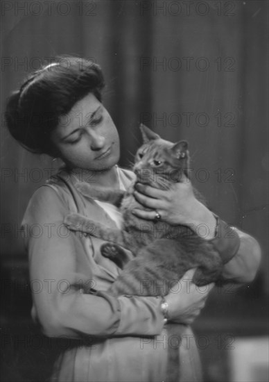 Taylor, A., Miss, with Buzzer the cat, portrait photograph, 1916 Mar. 2. Creator: Arnold Genthe.