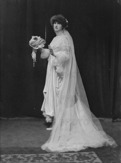 Parke, Jean, Miss, portrait photograph, 1916 June 2. Creator: Arnold Genthe.