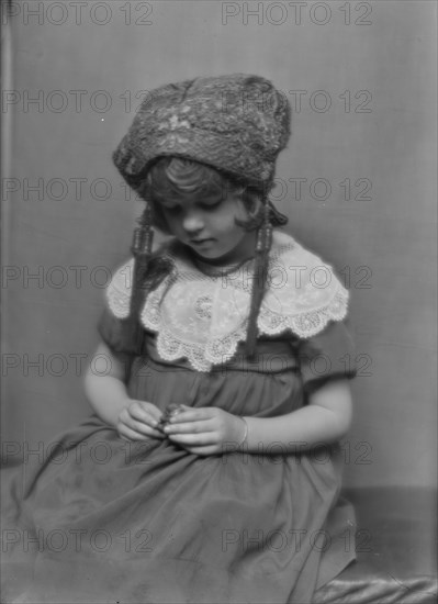 Cuthbert, Salanne, daughter of Mrs. Cuthbert (Mrs. Wentworth), portrait photograph, 1912 Nov. 16. Creator: Arnold Genthe.